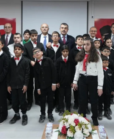 Bakan Tekin Malatyalı öğrencilerle buluştu