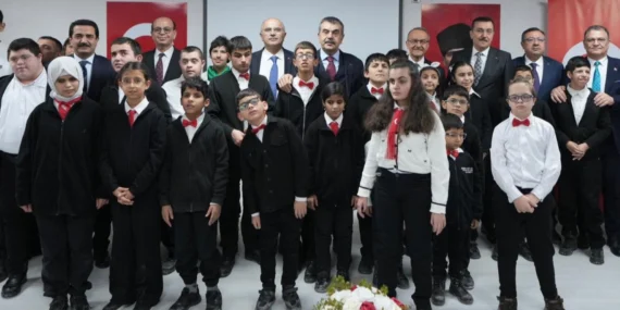 Bakan Tekin Malatyalı öğrencilerle buluştu