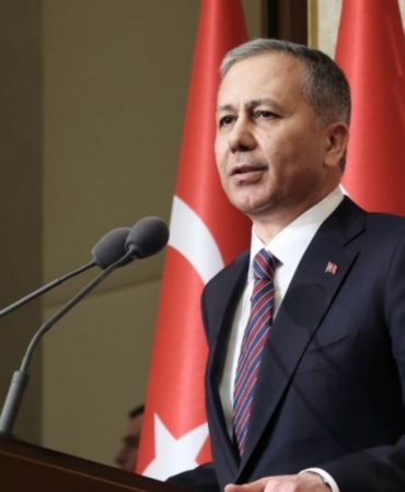 Bakan Yerlikaya duyurdu: ‘Yasa dışı çakar kullanan sürücünün ehliyetine el konuldu’  - Videolu Haber