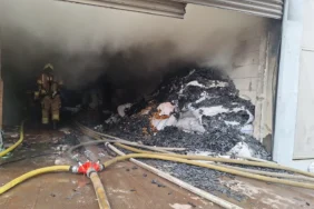 Bakırköy'de 2 katlı etiket fabrikasında çıkan yangına müdahale ediliyor