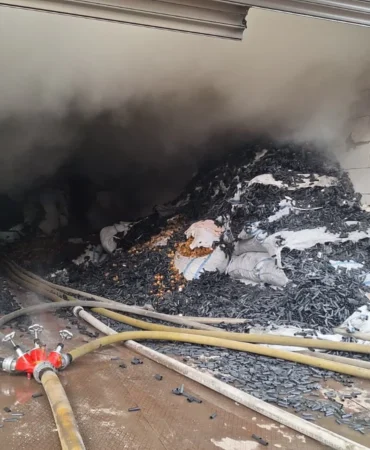 Bakırköy'de 2 katlı etiket fabrikasında çıkan yangına müdahale ediliyor