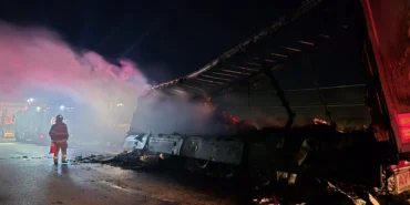 Balıkesir'de seyir halindeki karton yüklü tırda çıkan yangın söndürüldü