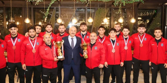 Başkan Büyükgöz şampiyon güreşçileri ağırladı