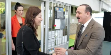 Başkan Kotan, öğretmenlere karanfil takdim etti
