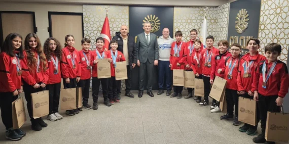 Başkan Sezer Gölcük Belediyesporlu yüzücüleri ağırladı