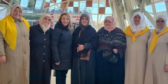 Başkan Tekin umre yolcularını dualarla uğurladı