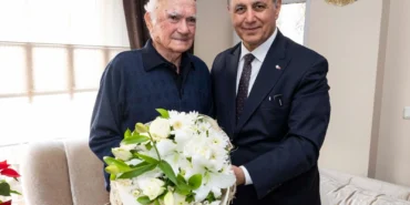 Başkan Tugay'dan lise öğretmenini duygulandıran ziyaret