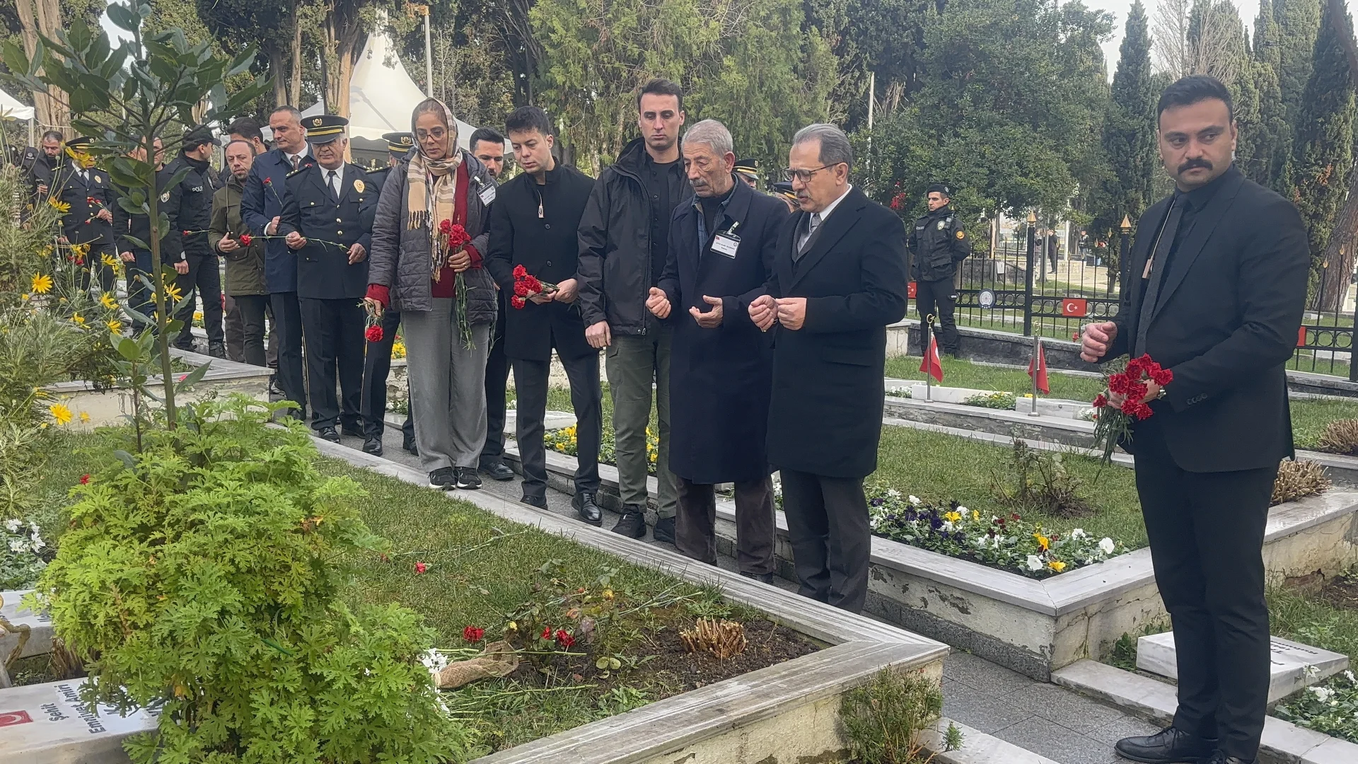 Beşiktaş'ta 2016 yılındaki terör saldırısında şehit olan emniyet mensupları anıldı