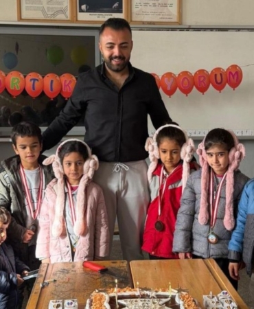 Besni’de “Artık Okuyorum” etkinliği: Okuma yazmayı öğrenen öğrencilere sürpriz