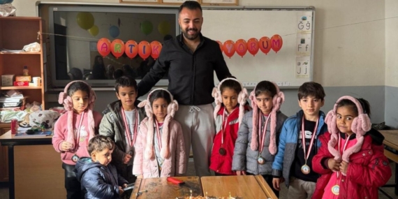 Besni’de “Artık Okuyorum” etkinliği: Okuma yazmayı öğrenen öğrencilere sürpriz