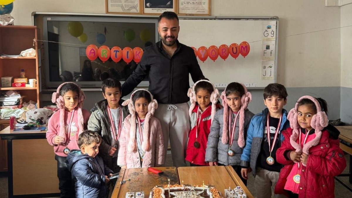 Besni’de “Artık Okuyorum” etkinliği: Okuma yazmayı öğrenen öğrencilere sürpriz