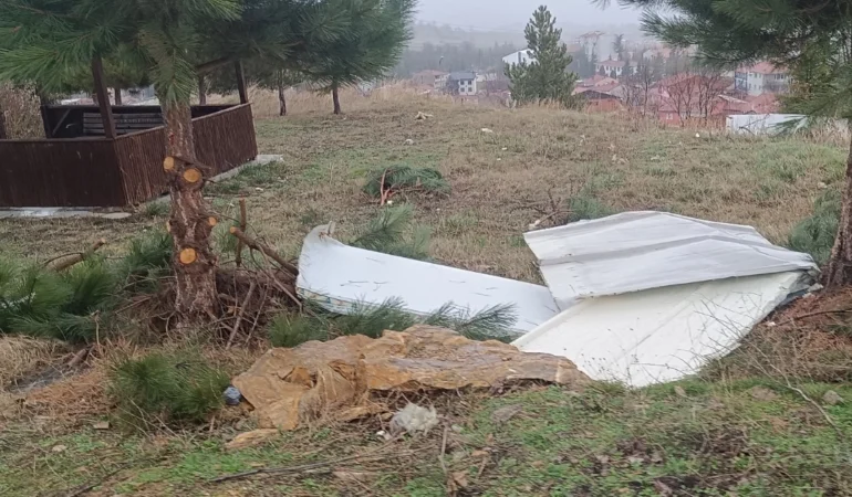 Bilecik Pazaryeri fırtınaya teslim oldu