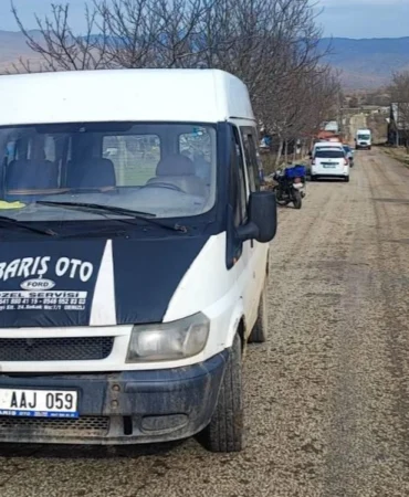 Bilecik Pazaryeri'nde motosiklet ile minibüs çarpıştı!