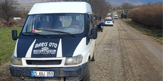 Bilecik Pazaryeri’nde motosiklet ile minibüs çarpıştı!