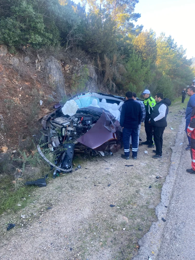 Bodrum'da tırla otomobilin çarpıştığı kazada 2 kişi yaralandı