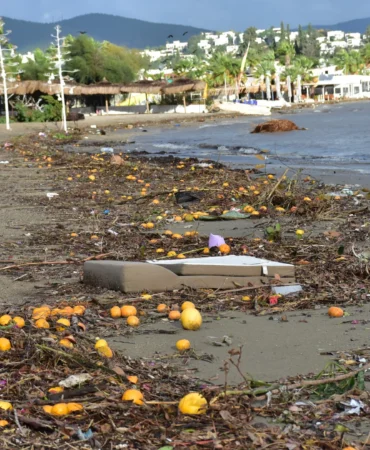 Bodrum'da yağmur suyuyla denize sürüklenen atıklar kıyıya vurdu
