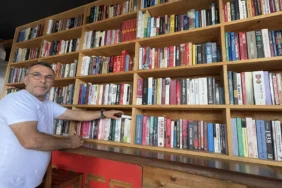 Bodrumlu esnaf kafeteryasında oluşturduğu kitaplıkla müşterilerini okumaya teşvik ediyor