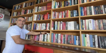 Bodrumlu esnaf kafeteryasında oluşturduğu kitaplıkla müşterilerini okumaya teşvik ediyor