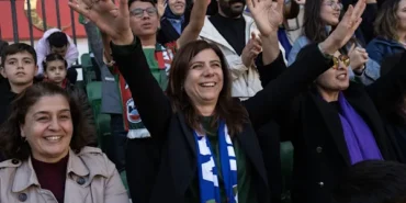 Bucak, Amedspor - Trabzonspor kadın futbol müsabakasını tribünde izledi