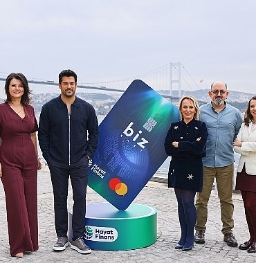 Burak Özçivit, Prof. Dr. Sinan Canan ve Açelya Akkoyun, Hayat Finans’ın ‘yeni nesil aile kartı’ için aynı sahnedeydi