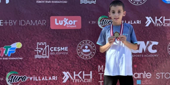 Bursa Büyükşehir Belediyesporlu tenisçilerden 2 şampiyonluk