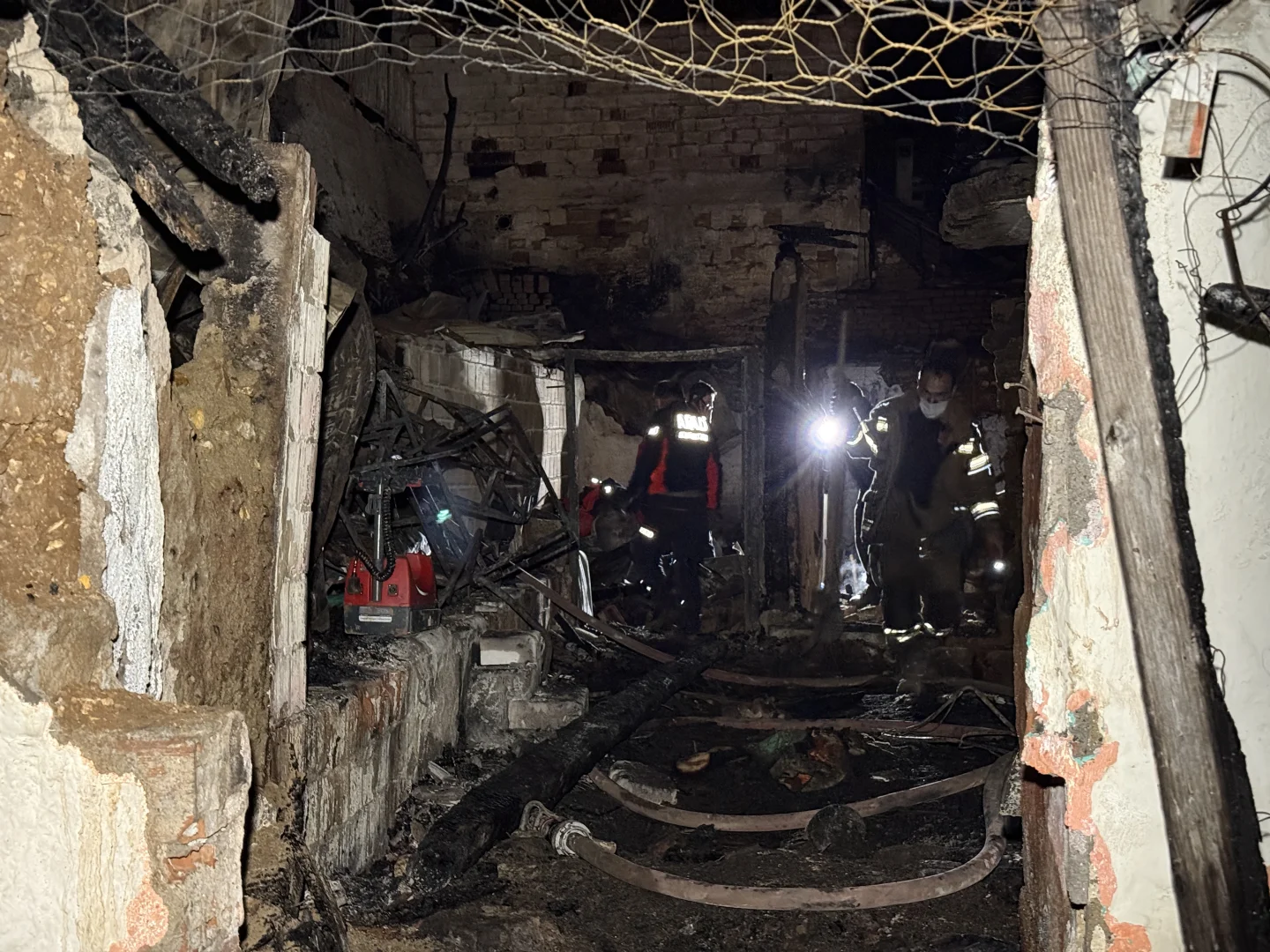 Bursa'da 2 katlı evde çıkan yangında 1 kişinin cesedi bulundu