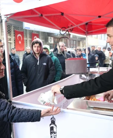 Bursa'da Başkan Aydın’dan kayınvalidesinin hayrına lokma ikramı