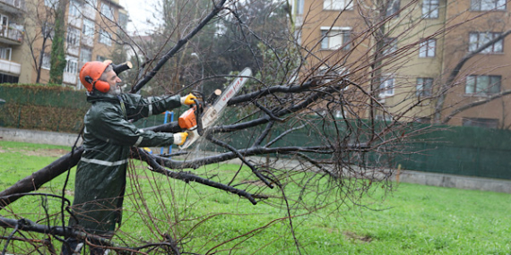 Bursa’da fırtınaya karşı ekipler seferber oldu