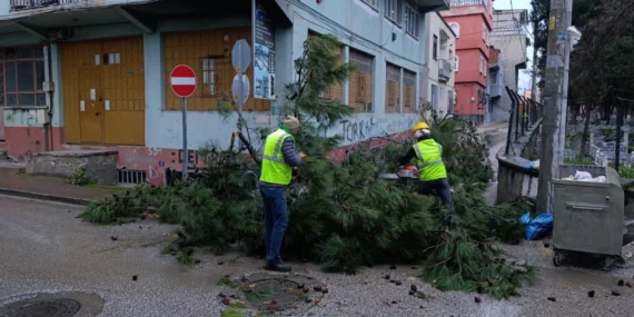 Bursa’da kuvvetli lodos alarmı! 42 ihbara anında müdahale