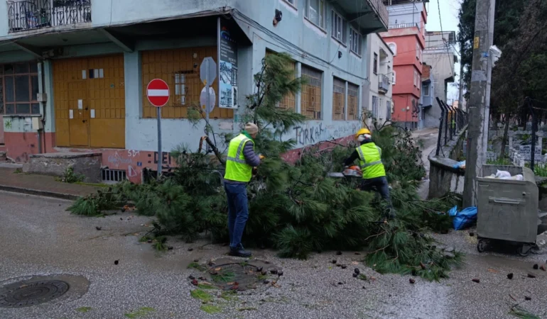 Bursa'da kuvvetli lodos alarmı! 42 ihbara anında müdahale