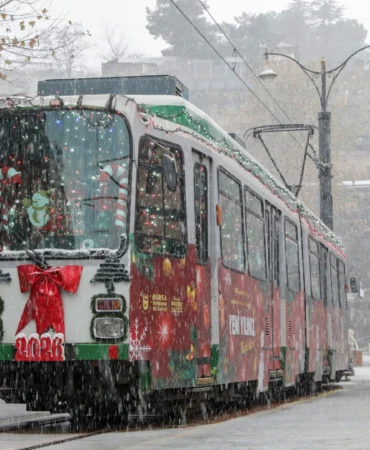 Bursa'da nostaljik tramvay süsleriyle yeni yılın simgesi oldu