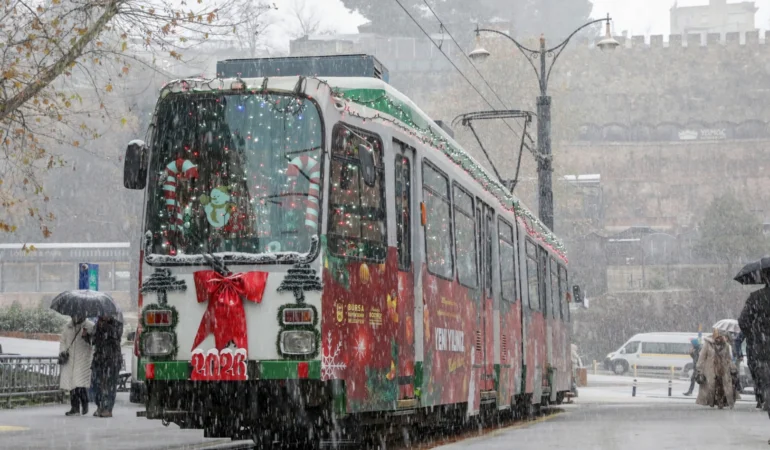 Bursa'da nostaljik tramvay süsleriyle yeni yılın simgesi oldu