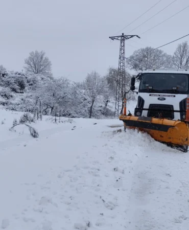 Bursa İnegöl Belediyesi karla mücadelede 24 saat sahada