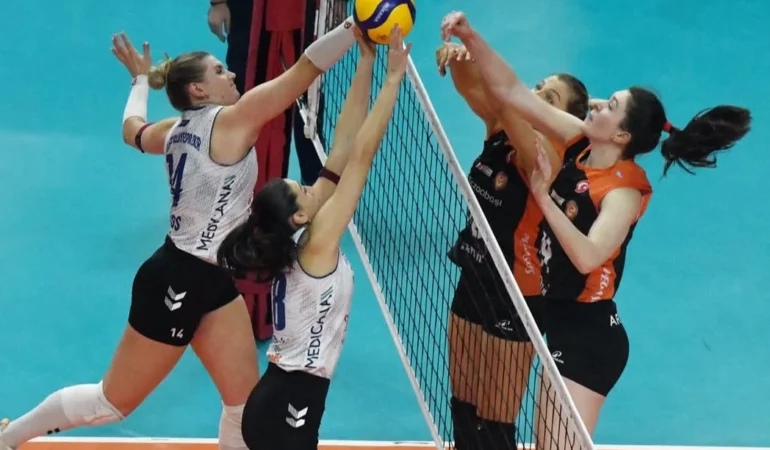 Bursa Nilüferli Sultanlar Eczacıbaşı Dynavit'i 3-1 mağlup etti