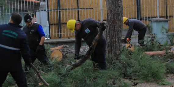 Bursa Osmangazi’de lodosa ve sağanağa hızlı müdahale