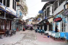 Bursa Osmangazi'de Tarihi Arap Şükrü Sokağı 'kaçak'lardan arındırıldı