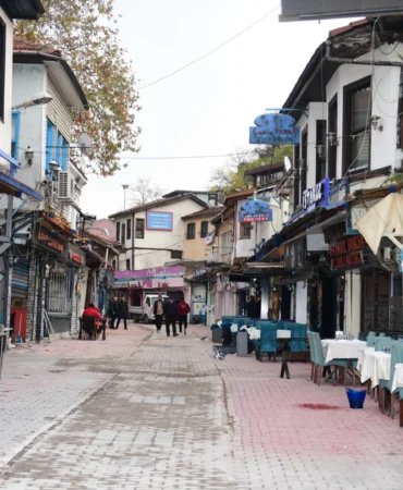 Bursa Osmangazi'de Tarihi Arap Şükrü Sokağı 'kaçak'lardan arındırıldı