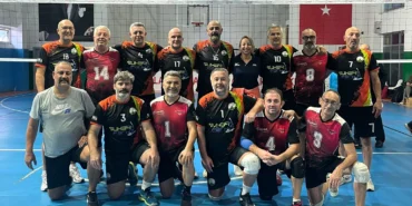 Bursa Osmangazi’nin veteran voleybolcuları zirveye çıktı