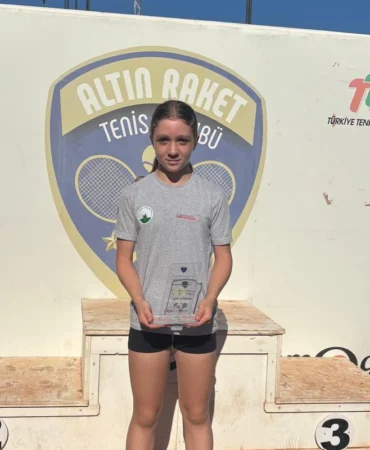 Bursa Osmangazili raket şampiyonluk kürsüsüne oturdu