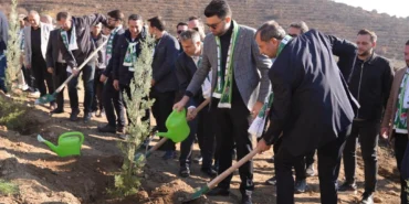 Bursaspor yönetimi ve futbolcuları Gürsu’da fidan dikti