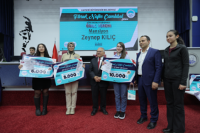 Büyükkılıç, şiir yarışmasında dereceye girenlere ödüllerini verdi