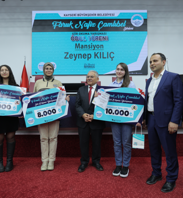 Büyükkılıç, şiir yarışmasında dereceye girenlere ödüllerini verdi