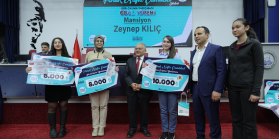 Büyükkılıç, şiir yarışmasında dereceye girenlere ödüllerini verdi