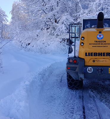 Büyükşehir ekipleri kapalı mahalle yollarını açıyor
