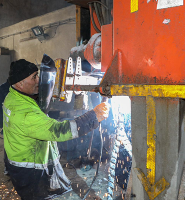 Büyükşehir, karla mücadelede arızalanan iş makinelerini onarıyor