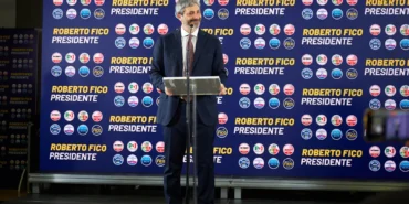 Campania Bölgesi'nin yeni Başkanı Roberto Fico Napoli'de basın toplantısı düzenledi