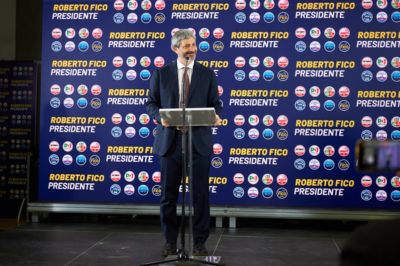 Campania Bölgesi'nin yeni Başkanı Roberto Fico Napoli'de basın toplantısı düzenledi