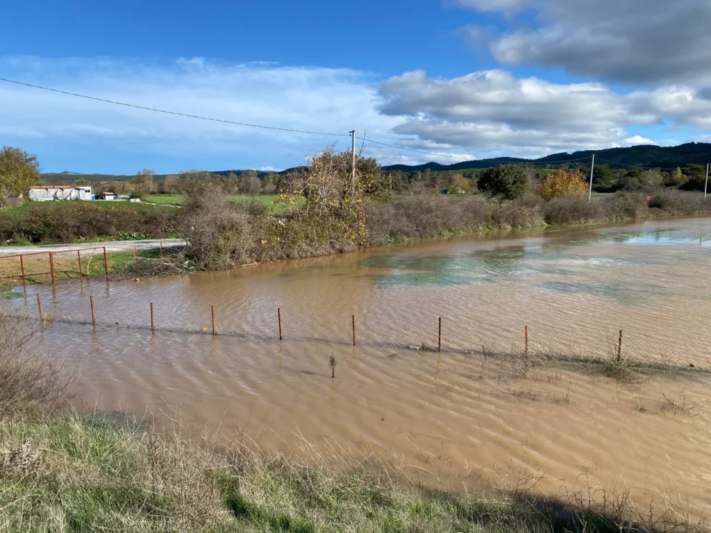 Çanakkale’de kuvvetli yağış nedeniyle debisi yükselen Tuzla Çayı taştı