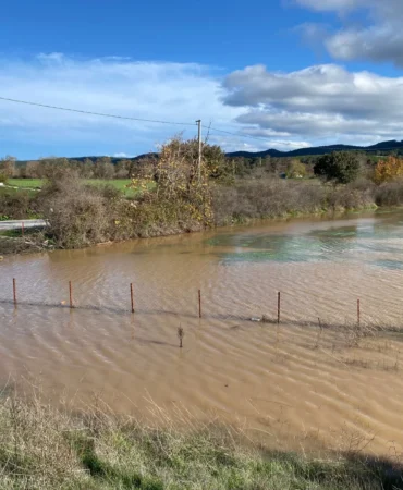 Çanakkale'de kuvvetli yağış nedeniyle debisi yükselen Tuzla Çayı taştı