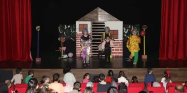 Çayırovalı çocuklar, ara tatilde tiyatroyla eğlendi